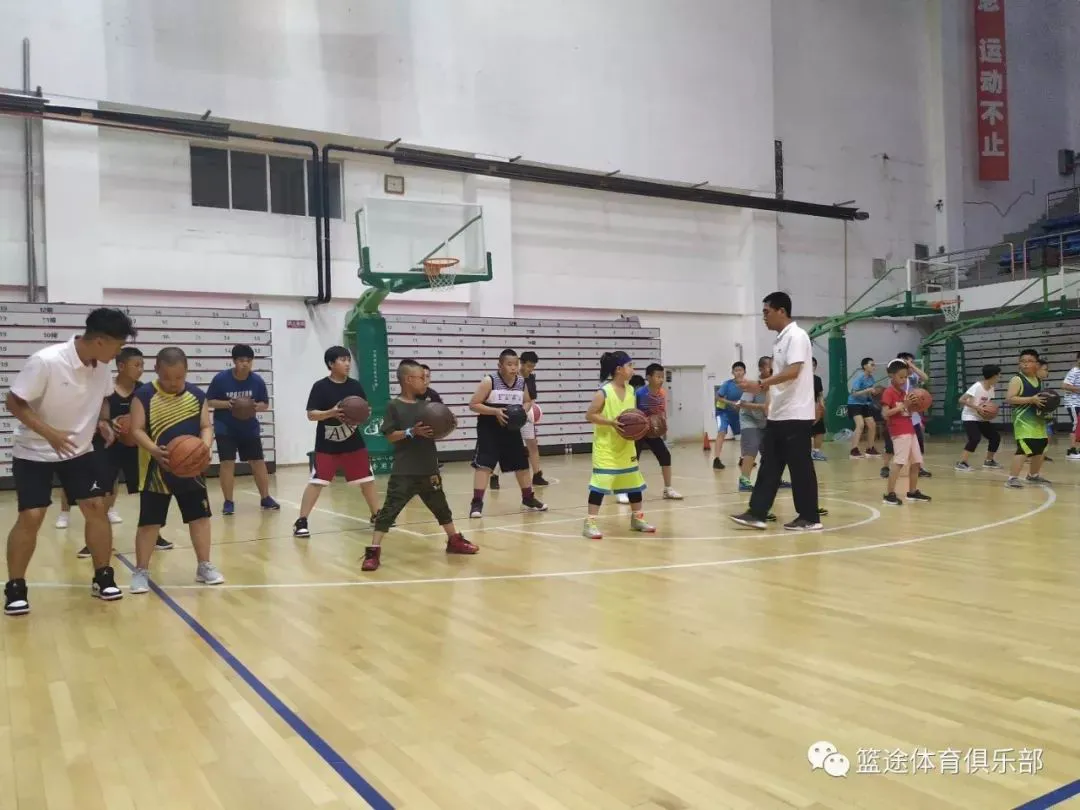 刻苦训练篮球时如何避免受伤的建议_1